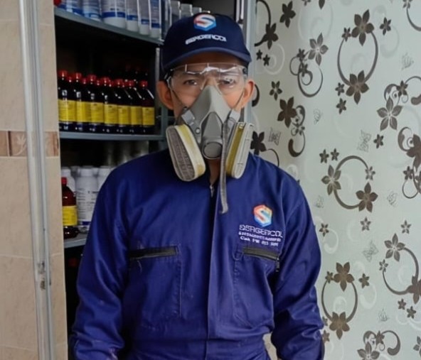Técnico de Sergecol saneamiento ambiental con uniforme y equipo de protección personal listo para labores de control de plagas